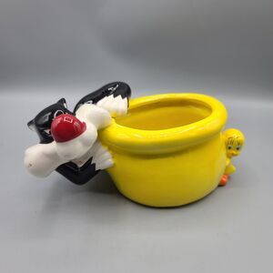 Sylvester Chasing Tweety Bird Flower Pot Planter Warner Brothers Vintage
